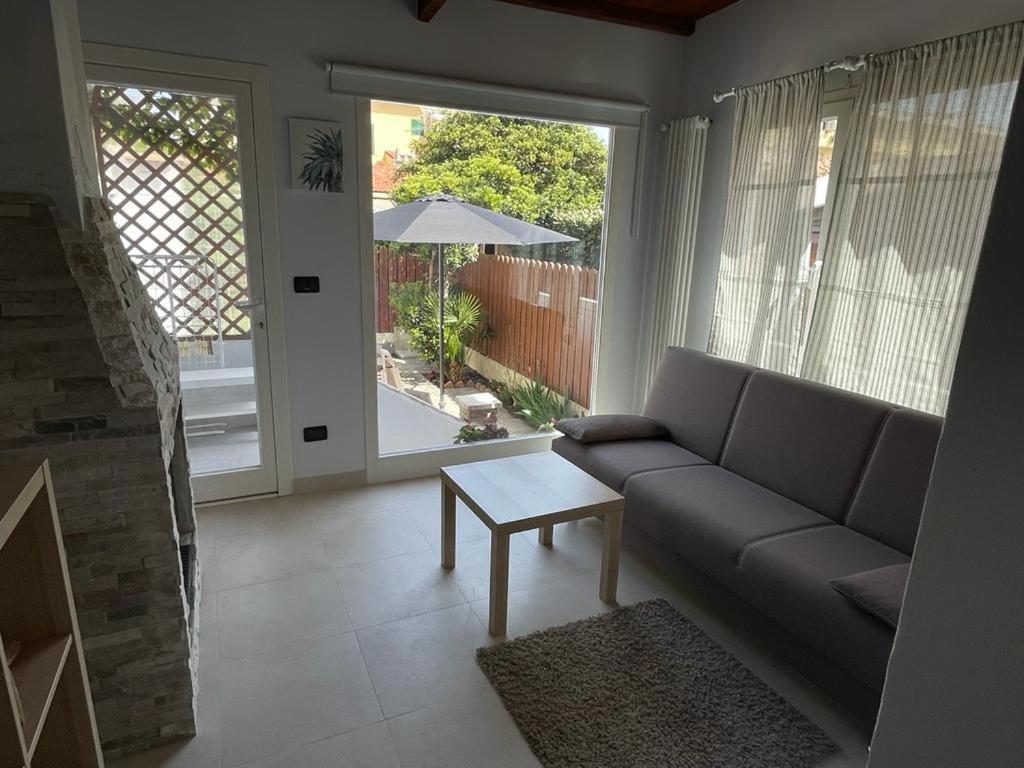 Azzurra House Apartment มารินาดิปิซา ภายนอก รูปภาพ